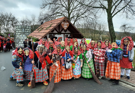 Die "Hexen vom Spießle" beim Faschingsumzug in Igersheim